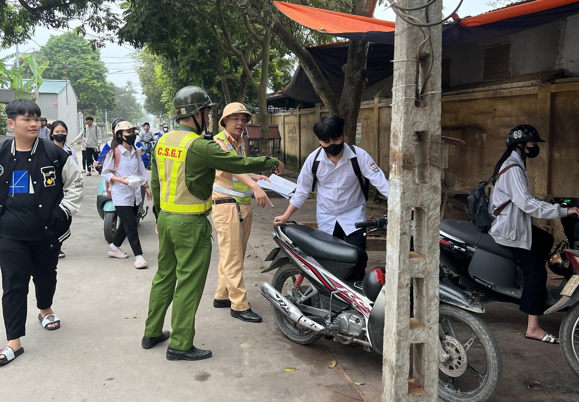 Công an huyện An Lão: Xử lý 11 học sinh vi phạm trật tự an toàn giao thông trong ngày 11/4/2024